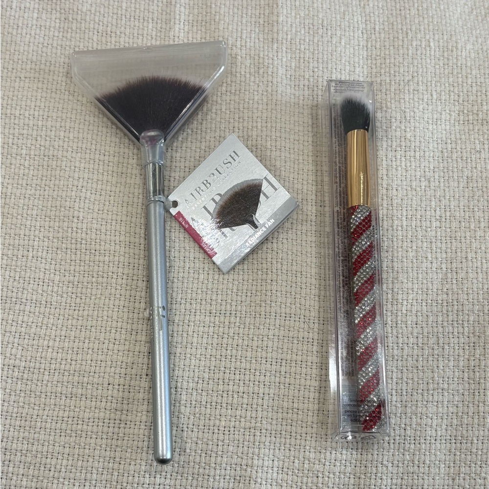 NWT Set of 2 makeup brushes
